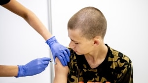 14-årige Tonni Henriksen fra Ullerup Bæk Skolen på Nørre Allé i Fredericia er en af de børn og unge, der nu også kan vaccineres mod coronavirus, og det blev han i Messe C torsdag morgen. Foto: Morten Pape