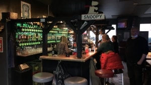Snoopy bar har mange stamgæster om dagen og et blandet klientel om aftenen. Foto: Lisa Reenberg