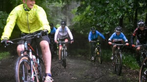 27 unge mountainbikere i silende regn på vej ud på formiddagens køretur i skoven ved Fussingø Slot: 