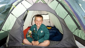 Ti-årige Noah er spejder. Han har - med undtagelse af 19 nætter - sovet i telt hver nat siden 13. juli sidste år. Foto: Mads Dalegaard