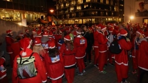 Så mange julenisser indtog sidste år Aarhus City. Det samme billede tegner sig onsdag, når adskillige  nisser bliver sendt på motionstur i centrum. Foto: Aarhus Motion