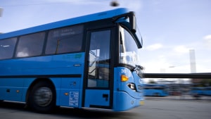 Region Midtjylland har i halvandet år forsøgt at få en besparelse på de blå busser gjort til virkelighed. Men sagen er blevet forsinket af blandt andet stridigheder med kommunerne, og nu kniber det alvorligt med tid til at inddrage buspassagerer og andre med interesse i busdriften. Arkivfoto