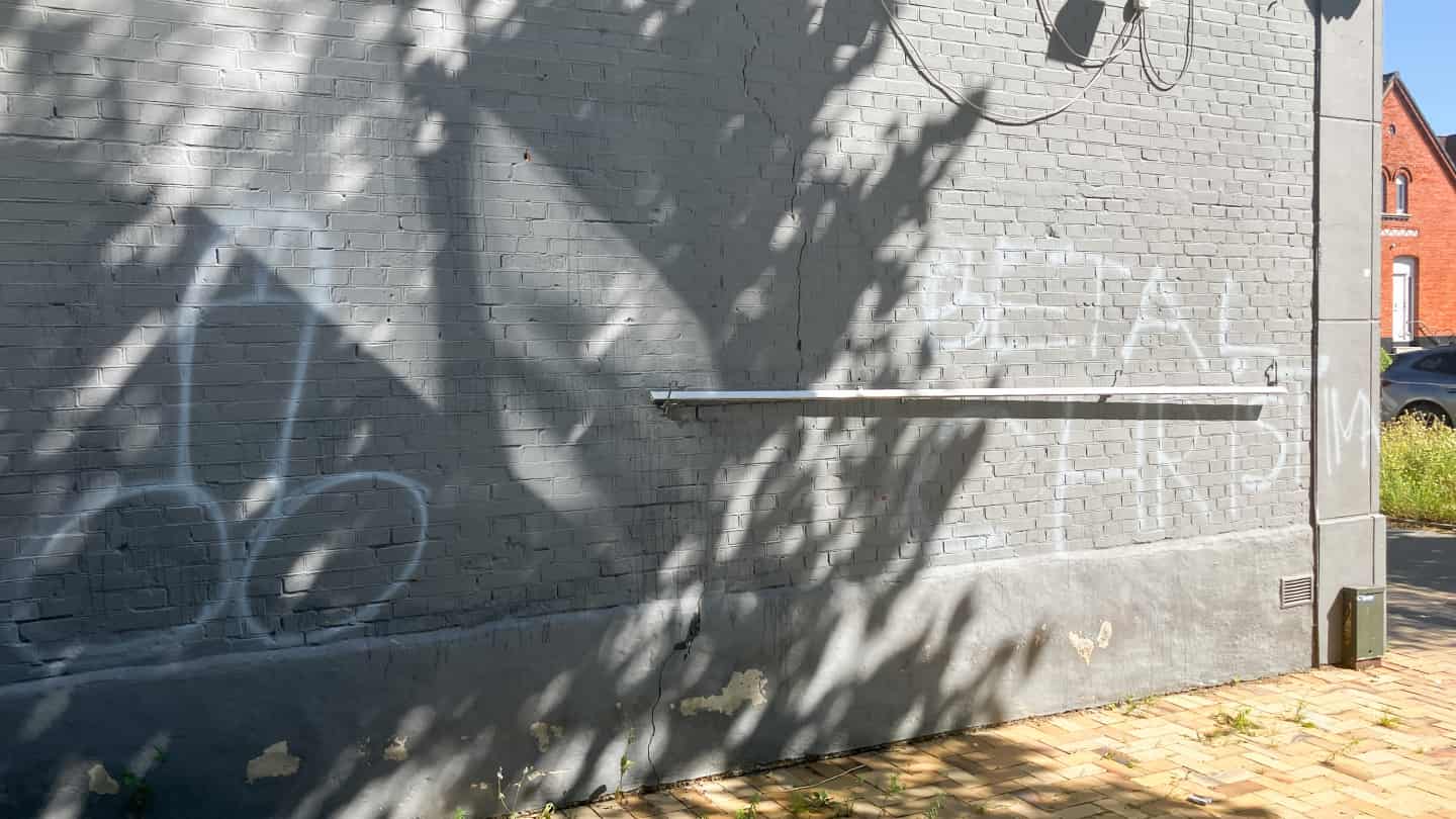 Hærværk i Bolbro: Frisør Christian Thiel Gørtz's Ejendom Vandalisering med Stødende Graffiti