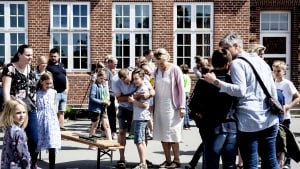 Der var både glæde, bekymring og bevægelse at spore i skolegården i Gummerup fredag, hvor skolen holdt sin sidste skoledag - nogensinde. Foto. Birgitte Carol Heiberg