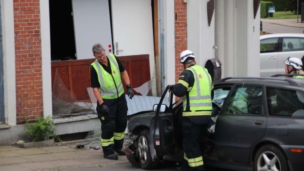 På stoffer og uden kørekort: Ramte svingende bil og hamrede ind i facade