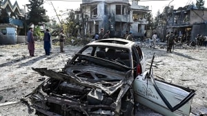 Billedet viser skaderne fra en bilbombe i Afghanistans hovedstad Kabul den 4. august. Efter at de internationale styrker har forladt landet tidligere på sommeren, er volden eskaleret. Taleban rykker frem, rekordmange civile bliver slået ihjel, og det kan betyde, at asylvilkårene for afviste afghanere i Danmark ændrer sig. Foto: Wakil Kohsar/Ritzau Scanpix