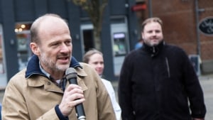 Torben Elsig-Pedersen (R) (til venstre) er to gange blevet stemt ned på et forslag om coronastøtte: Nu vil Dan Arnløv Jørgensen (K) (til højre) støtte forslaget. - Foto fra valgkampen i 2017. Akivfoto: Jim Hoff