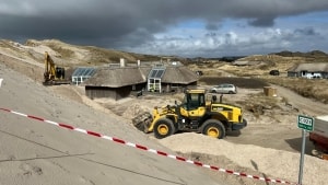 Hans Lund-Thomsen gravede sidste år sit sommerhus fri af klitten på Havbjergvej 1 i Haurvig. Nu er den nye ejer, Karsten Sandal, gået i gang med samme projekt - nu blot med meget, meget mere sand. Arkivfoto: Kaj Poulsgaard
