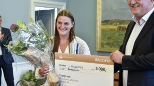 Ida Callisen modtager talentprisen på 5.000 kroner fra Rene Skjøde Andersen, der er formand for Samvirkende Idrætsklubber Randers.