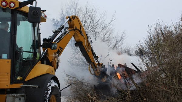 Voldsom brand i hus blussede op igen: Flammer og sort røg stod op af tag