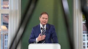 Finansministeren Nicolai Wammen (S) erkender, at planerne om en Arne-plusordning har skabt bekymringer hos danskerne. Derfor droppes idéen nu - og der skal drøftes nye tiltag for at få og holde seniorer på arbejdsmarkedet. Foto: Emil Helms/Ritzau Scanpix