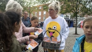 Mange i Kolding vil kende Mette Lotzfeldt som hende, der lagde gule smileysten ud. Til Kulturnatten i 2018, hvor billedet her er fra, delte hun 400 af sine sten ud. Arkivfoto: Søren Gylling
