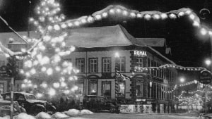 Juletræet funklede på Rådhustorvet i Vejle i 1954 (arkivnummer B66873). Foto: Ukendt/Vejle Stadsarkiv