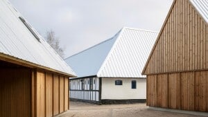 Gennem modernisering og tilbygning til en bindingsværksgård har arkitekter videreført den danske kulturarv og skabt moderne studieboliger med en hyggelig landsbystemning. Det har nu vundet en stor pris. Foto: Hampus Berndtson