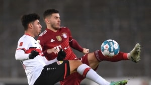 Wahid Faghir i duel mod Lucas Hernandez under et opgør mellem Stuttgart og mægtige Bayern München. VB's akademi har flere som angriberen på vej. Arkivfoto: Ritzau/Scanpix REUTERS/Andreas Gebert