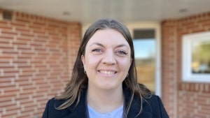 Mette Aas Jacobsen foran forældrenes parcelhus. Foto: Yvonn Tittel