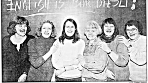 Karin Øxenholt (i midten) var engelsklærer i 1991, hvor The Julekalender havde premiere. Dengang bekymrede det selvopfundnde engelsk/dansk hende. I dag - not so møj.