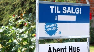 Sammen med til-salg-skiltet følger nu højere priser. Få hjælp fra en boligadvokat, lyder rådet til køber. Foto: Boliga