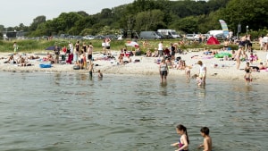 Til næste sommer skal der efter planen være mere badestrand at boltre sig på for hav- og solbadningsgæster på Husodde Strand. Arkivfoto:  Morten Pape