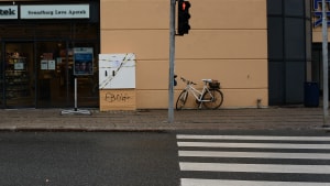 17 forskellige steder i Svendborg by er sikringsskabe malet hvide og pakket ind i gult og sort afspærringsbånd. Foto: Diane Roland