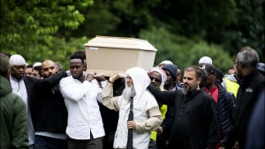 Der manglede ikke hænder, da kisten med Abdinur Mohamed Ismail fredag blev båret til graven, hvor han kort efter blev begravet. Foto: Birgitte Carol Heiberg