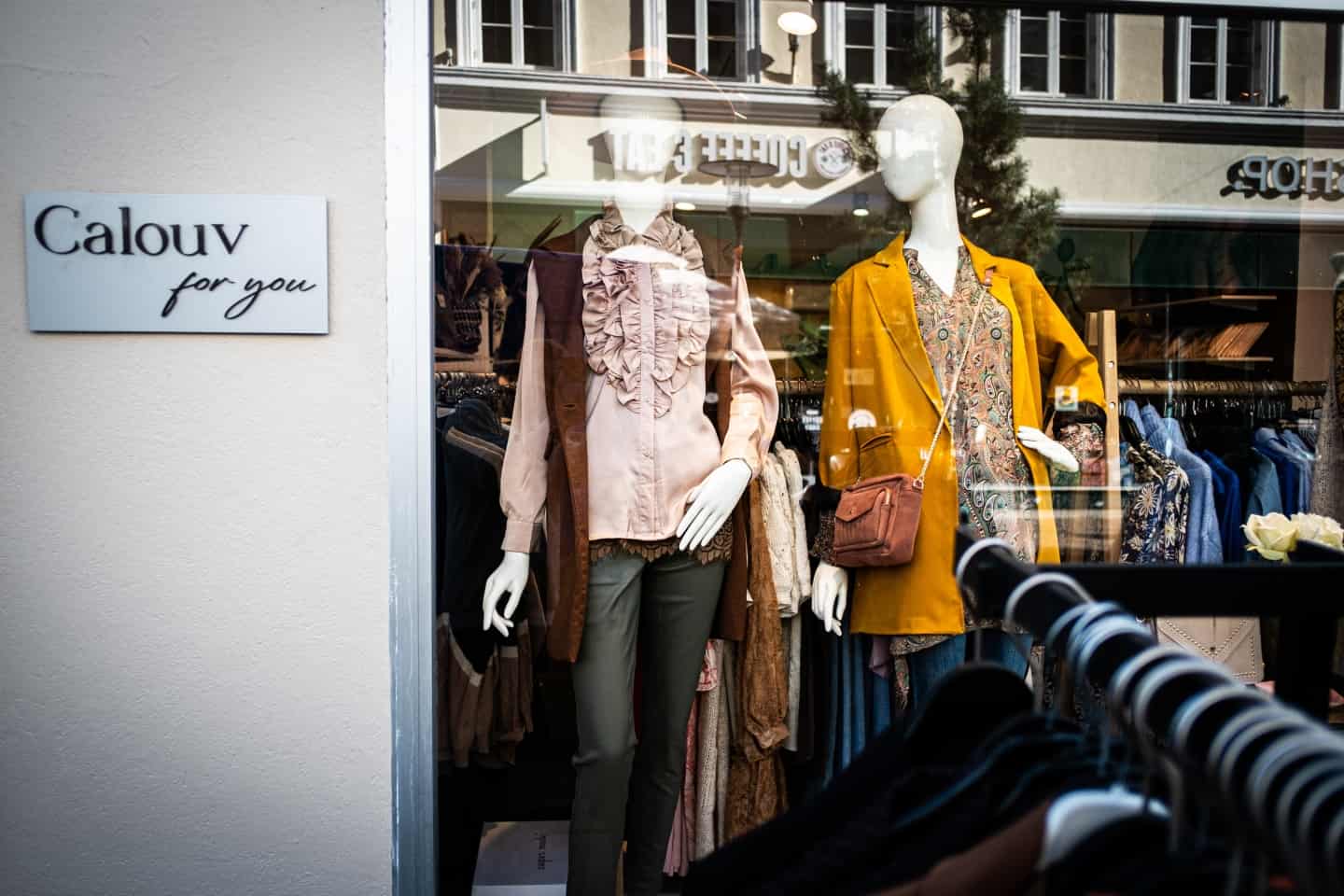 29-årige Camilla Larsen åbnet butik midt i Odense - hun henter tøjet i Paris: - Det er aldrig det samme, jeg kommer hjem med | fyens.dk