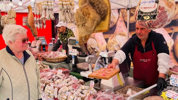 Europæisk gademarked kommer til byen: Alt fra italiensk pasta og nødder, til engelske karameller og hollandsk ost slynges over disken