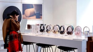 Danske Bang & Olufsen udvikler og sælger produkter som blandt andet høretelefoner. Foto: Staff/Reuters