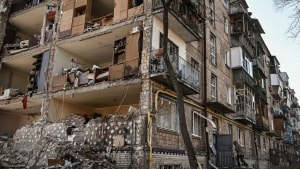 Mistankerne hober sig op om russiske krigsforbrydelser i form af ulovligt våbenbrug og civile mennesker og bygninger som bombemål - her en beboelsesejendom i Kyiv. Danske eksperter mener, at angrebene på civile forekommer systematiske. Foto: Aris Messinis/AFP/Ritzau Scanpix