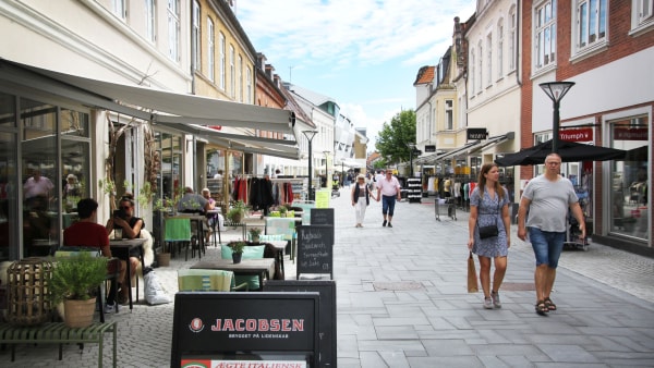 Her er signalementet: Mand stjal smykker fra guldsmed og stak af - nu leder politiet efter ham