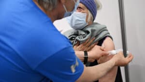 Til efteråret vil de 12- til 15-årige blive tilbudt coronavaccine, siger Søren Brostrøm torsdag på et pressemøde. (Arkivfoto). Foto: Philip Davali/Ritzau Scanpix