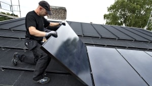 Solpaneler på taget er ved at blive populært igen, efter at prisen på dem har været støt faldende i et årti, og elpriserne samtidig er på vej op. Men hvor gode de egentlig er for klimaet, kan afhænge af, hvilken type solceller du vælger. Foto: Henning Bagger/Ritzau Scanpix