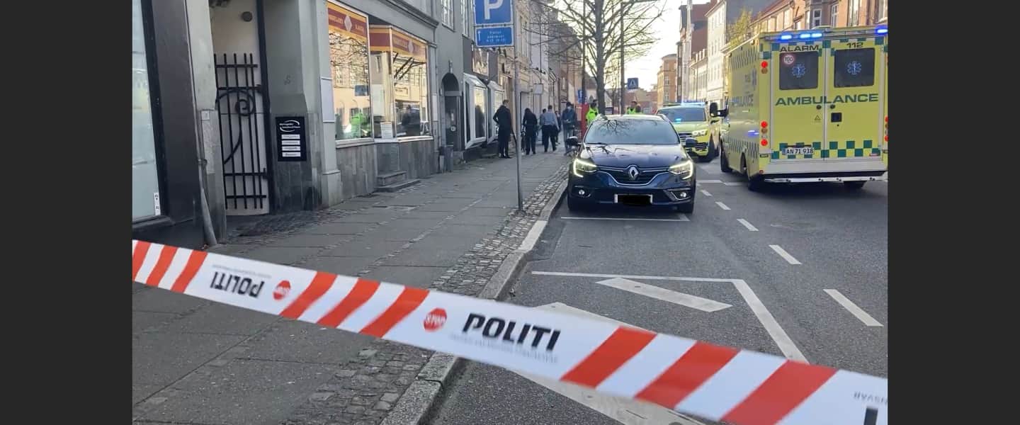 Politi og ambulance til stede: Politiet spærrer vej i Horsens midtby i flere timer stiften.dk