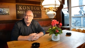 Efter 11 år bag bardisken på Restaurant Varmestuen leder John Hansen efter sin afløser. Arkivfoto: Daniel Rasmussen