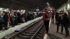 På togstationen i Lviv står massevis af ukrainere og venter på et tog til Polen. De flygter ud af landet for at komme i sikkerhed. På den modsatte perron står konernes mænd og børnenes fædre og vinker. De skal blive, så de kan forsvare landet i krigen. Foto: Mads Anneberg