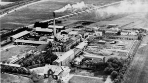Tilbage i 1950'erne var fabrikken omgivet af marker. På det her tidspunkt var miljølovgivningen slet ikke som i dag, og det har betydet, at der ikke var opmærksomhed på fabrikkens spildevand og andre affaldsstoffer. Arkivfoto: GrindstedArkivet