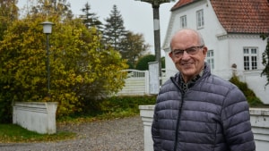 Ib Folke Rasmussen fra Lejbølle stillede forslag om et årskort til Langelands pensionister efter jysk model, og nu har han selv købt Langelandskortet, som Fynbus netop har sat til salg. Foto: Ole Grube