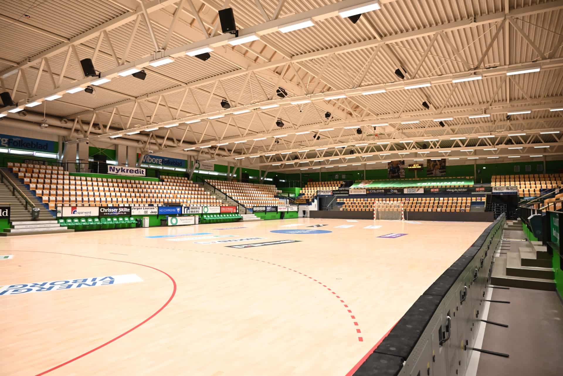 En hjemmekamp skal være langt federe HK skruer op for lys, lyd