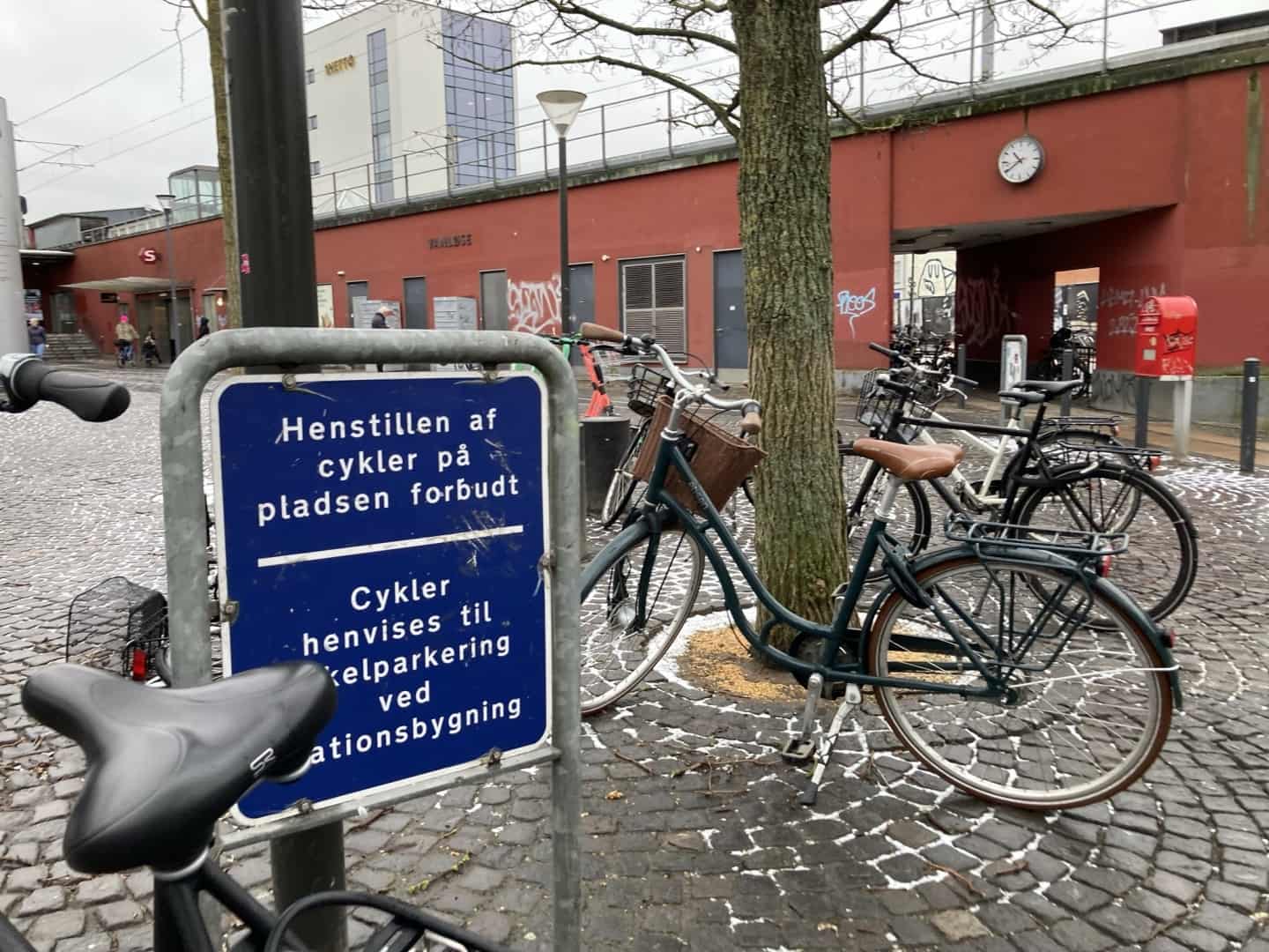 Kæmpe overskud af ledige cykelstativer Vanløse Bymidte | kobenhavnliv.dk