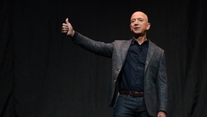 Den 57-årige amerikaner Jeff Bezos vurderes af finansmediet Forbes til at være 188 milliarder dollars værd - i skrivende stund vel at mærke. Følger udviklingen sin normale kurs, er formuen vokset med adskillige millioner, når du læser dette. Foto: Reuters/Clodagh Kilcoyne