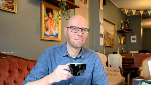 Caféejer lever af sin opsparing, men det går fremad: Snart forventer han at opnå stor milepæl