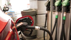 Dyrere benzin har det seneste års tid været med til at løfte de danske forbrugerpriser. (Arkivfoto). Foto: Niels Christian Vilmann/Ritzau Scanpix