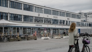 Københavns Kommune skal bruge mere end én milliard kroner på at renovere Kødbyen, derfor skal de københavnske politikere tage stilling til, om kommunen fortsat skal eje de gamle bygninger, eller om de skal sælges. Foto: Mathias Eis/Ritzau Scanpix