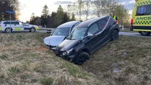 Færdselsuheld i krydset mellem Bredsten Landevej, Åvænget og Stilbjergsande ved Langelund. Foto: presse-fotos.dk