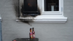 Onsdag morgen blev en formodet molotovcocktail kastet mod en rude til en restaurant i Vestergade, Kerteminde. Foto: Local Eyes