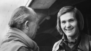 To legender: Landsholdsspiller Ulrik Le Fevre interviewes af Gunnar Nu Hansen i forbindelse med EM-kvalifikationskampen mod Rumænien i Idrætsparken i starten af 70'erne. Foto: Mogens Ladegaard.