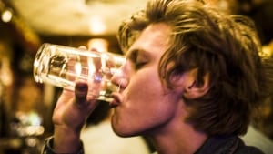 Det er ikke altid muligt lige at få øje på alternativer til alkoholiske drikke, når man er til fester på de danske gymnasier. Genrefoto: Simon Læssøe/Ritzau Scanpix