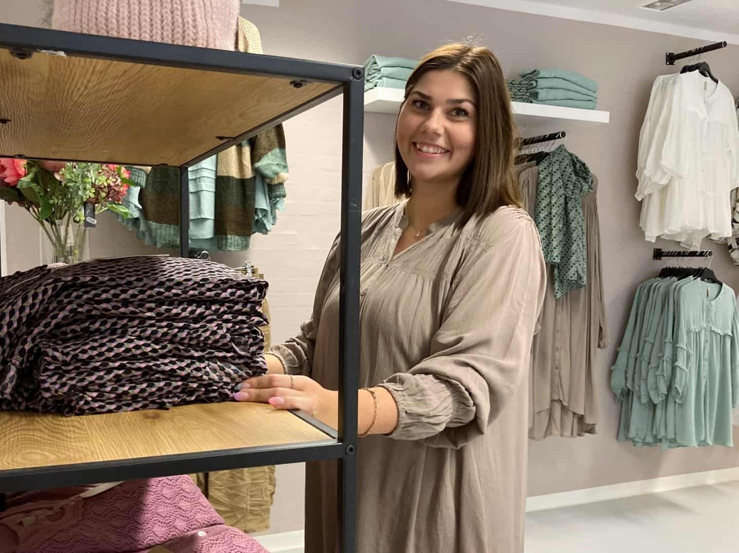 Kvinder hele ser med, Louise sælger tøj på Facebook: Nu udvider hun med en butik i Esbjerg | jv.dk
