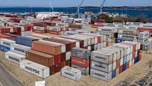Her er de så: Tusindvis af containere, som i hast er pillet af containerskibe på vej mod Rusland, men som er blevet bremset på grund af russernes krig i Ukraine. Foto: Michael Bager