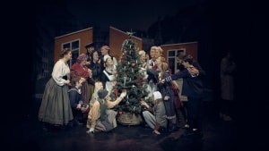 ”Peters Jul” bliver opført af Nyborg Voldspil. Her ses alle de medvirkende skuespillere. PR-foto: Ard Jongsma/Still Words